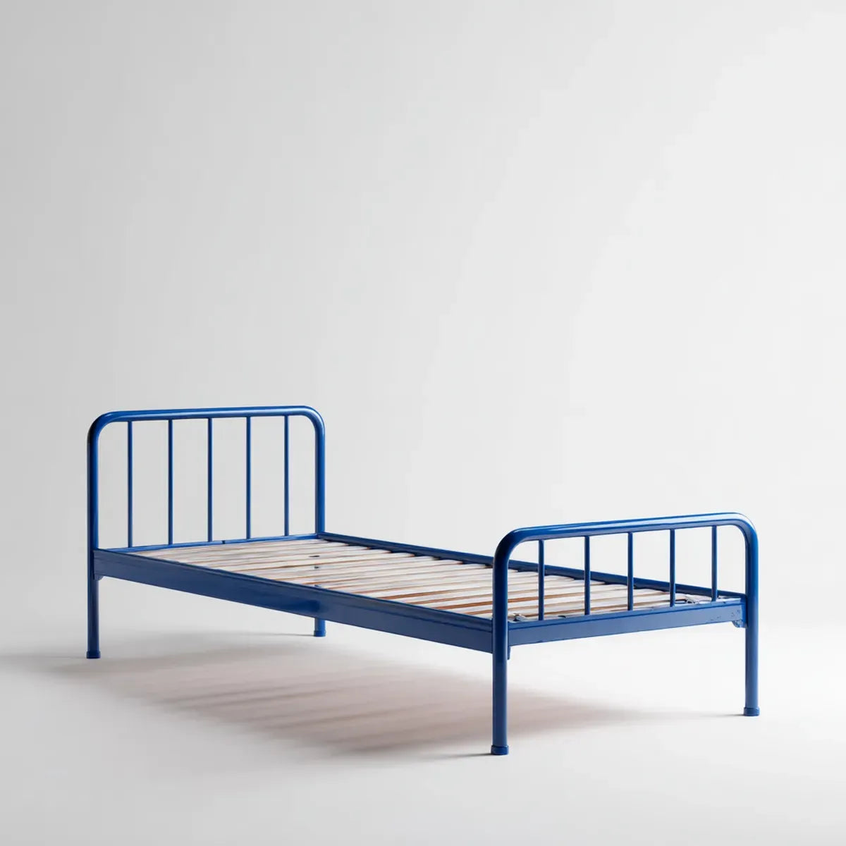 Lit simple 90 x 190 cm bleu en acier avec sommier à lattes rectangulaire